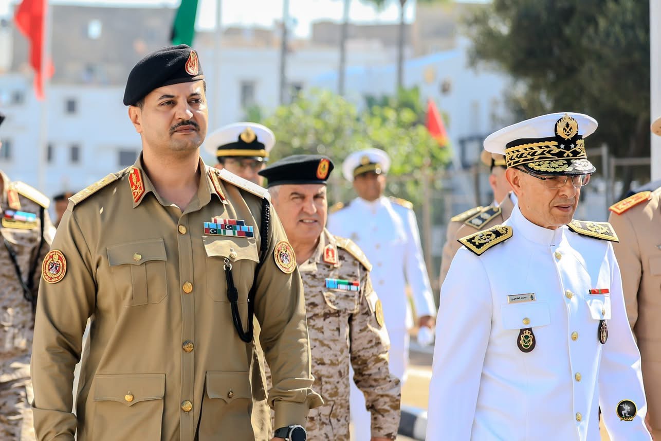 رئيس الأركان العامة للقوات المسلحة الفريق أول ركن خالد حفتر يزور المدرسة الملكية للقوات البحرية