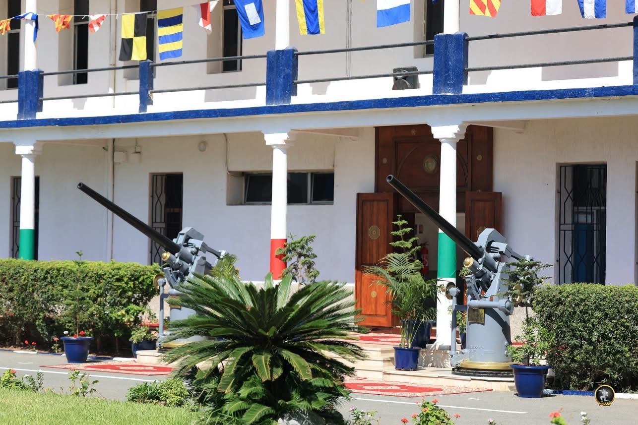 رئيس الأركان العامة للقوات المسلحة الفريق أول ركن خالد حفتر يزور المدرسة الملكية للقوات البحرية