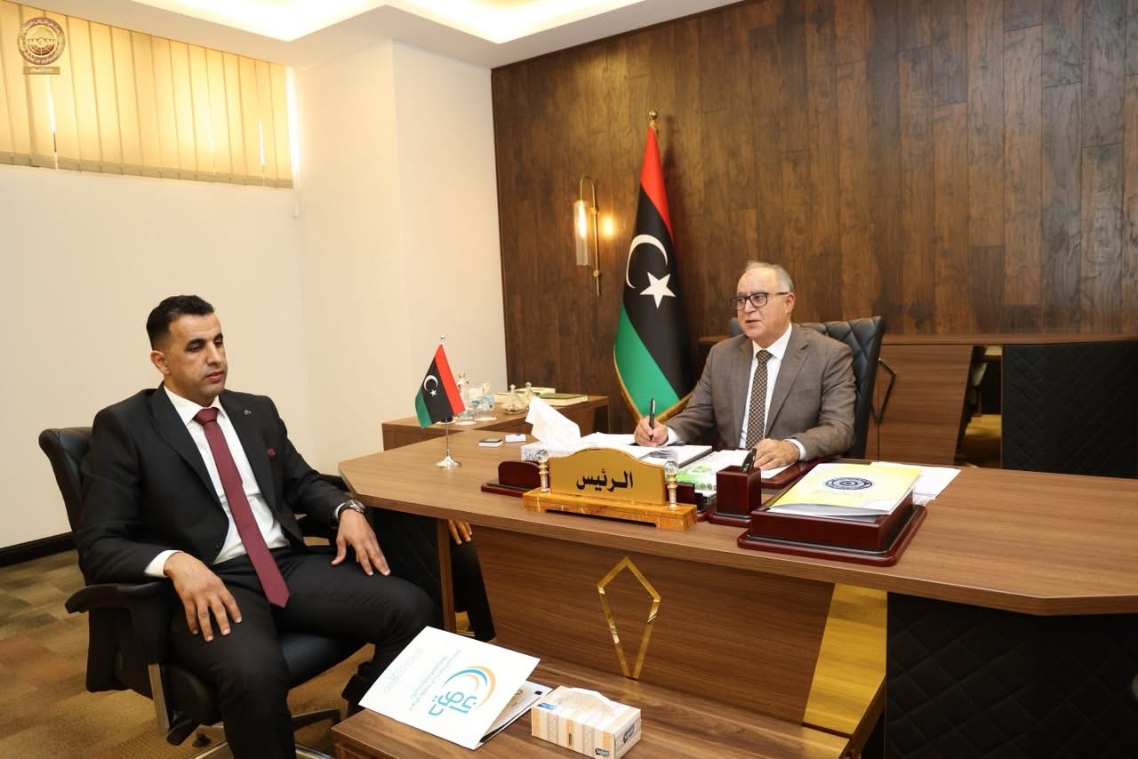 رئيس مجلس النواب يتابع ملف الإفراجات والملاكات الوظيفية مع رئيس ديوان الخدمة المدنية بالمنطقة الشرقية