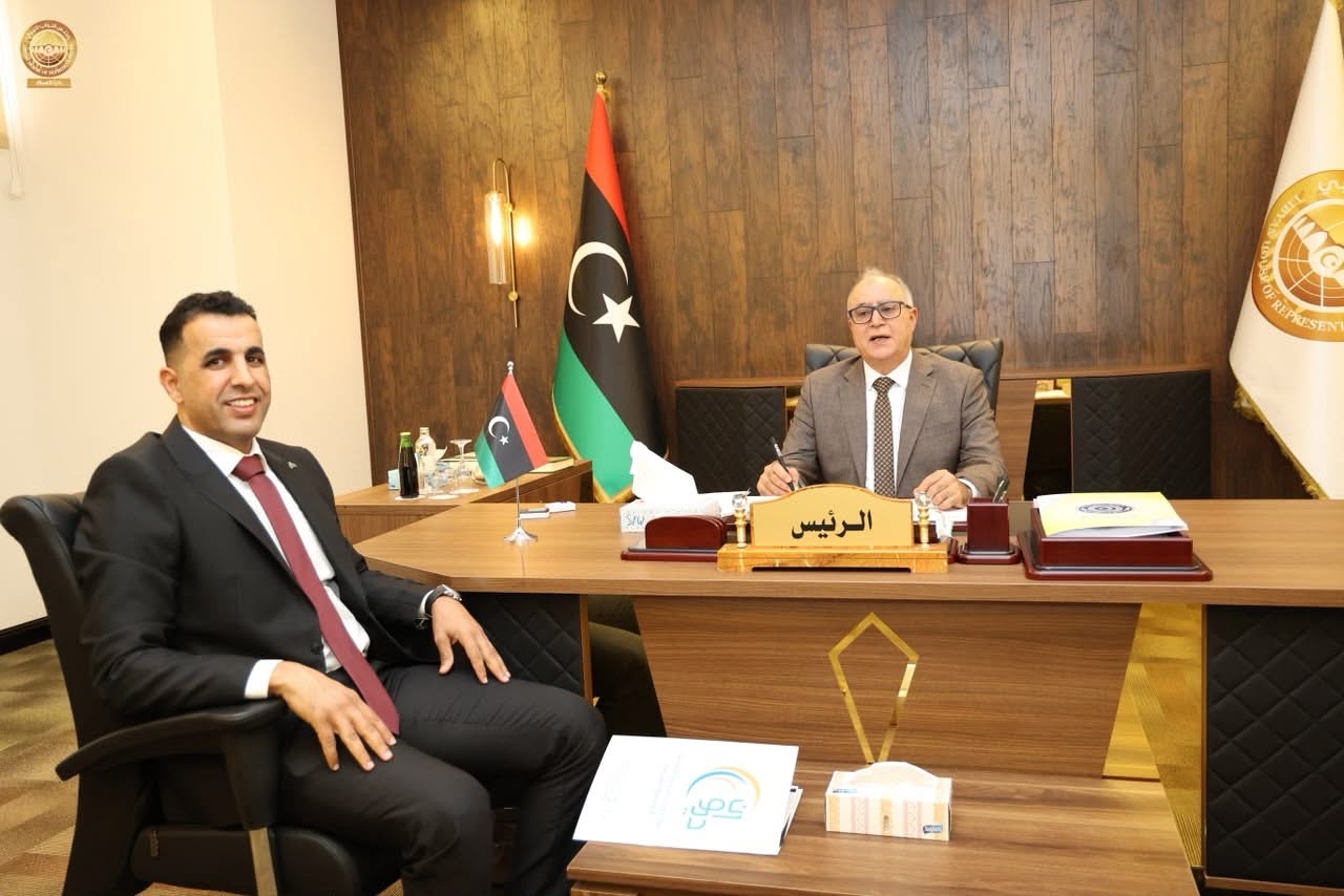 رئيس مجلس النواب يتابع ملف الإفراجات والملاكات الوظيفية مع رئيس ديوان الخدمة المدنية بالمنطقة الشرقية