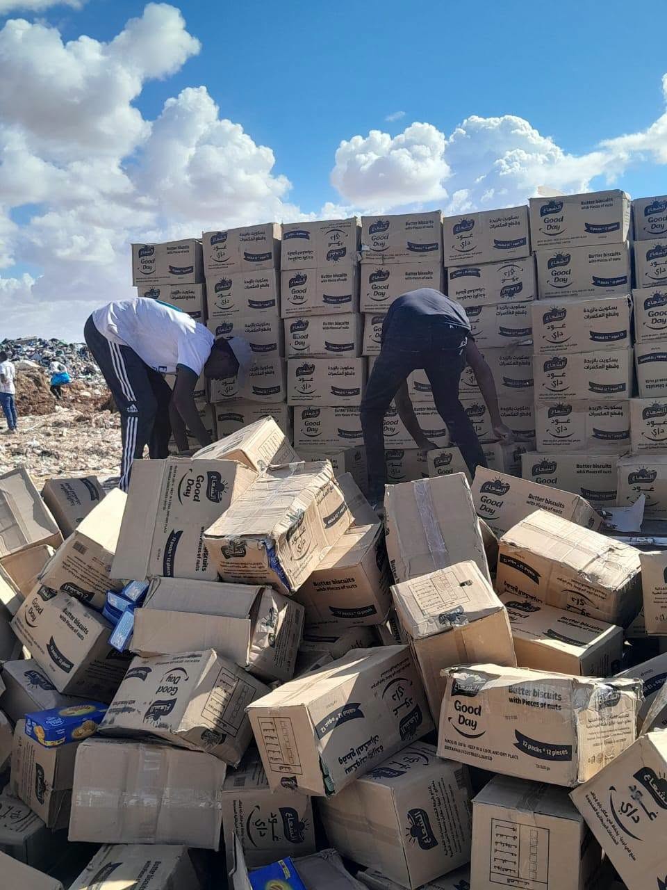 الحرس البلدي بنغازي يتلف كميات من مواد غذائية منتهية الصلاحية
