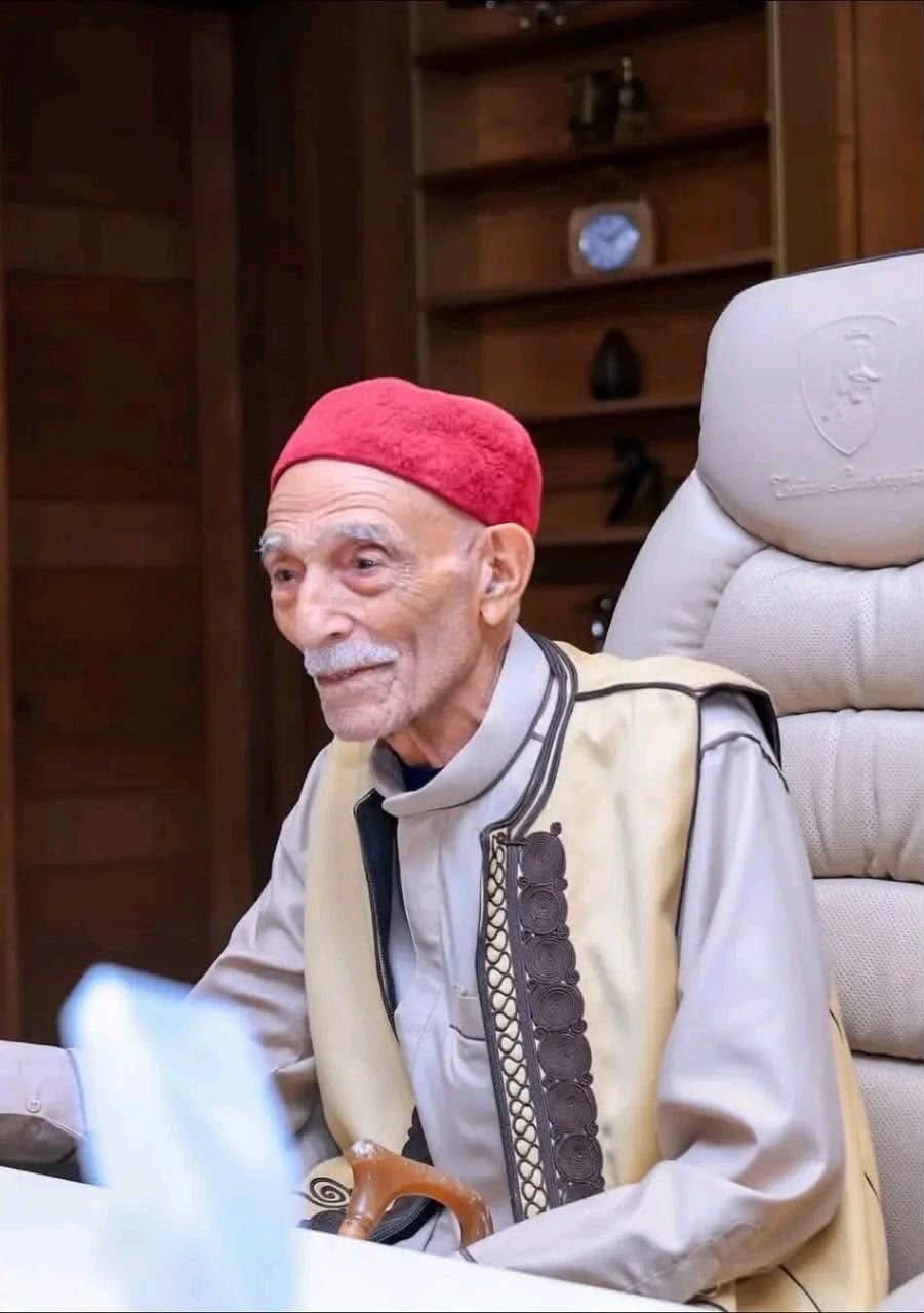 نائب القائد العام للقوات المسلحة الفريق أول ركن صدام حفتر يعزي قبيلة الدرسة في وفاة شيخها الحاج سعد بوخروبة