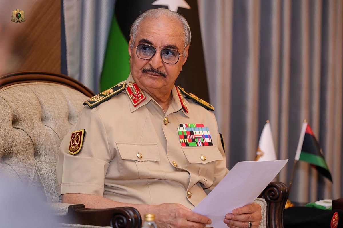 القائد العام للقوات المسلحة المشير أركان حرب خليفة أبوالقاسم حفتر يبحث مع السفير الألماني مستجدات الأوضاع المحلية والدولية
