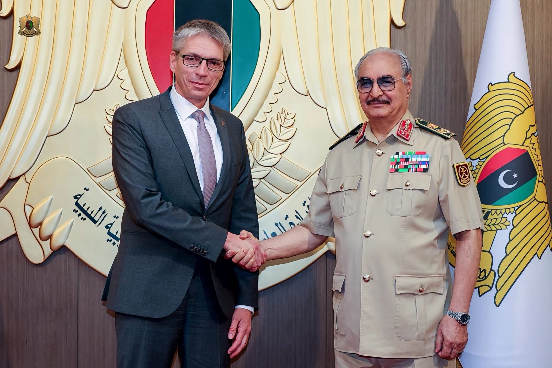 القائد العام للقوات المسلحة المشير أركان حرب خليفة أبوالقاسم حفتر يبحث مع السفير الألماني مستجدات الأوضاع المحلية والدولية