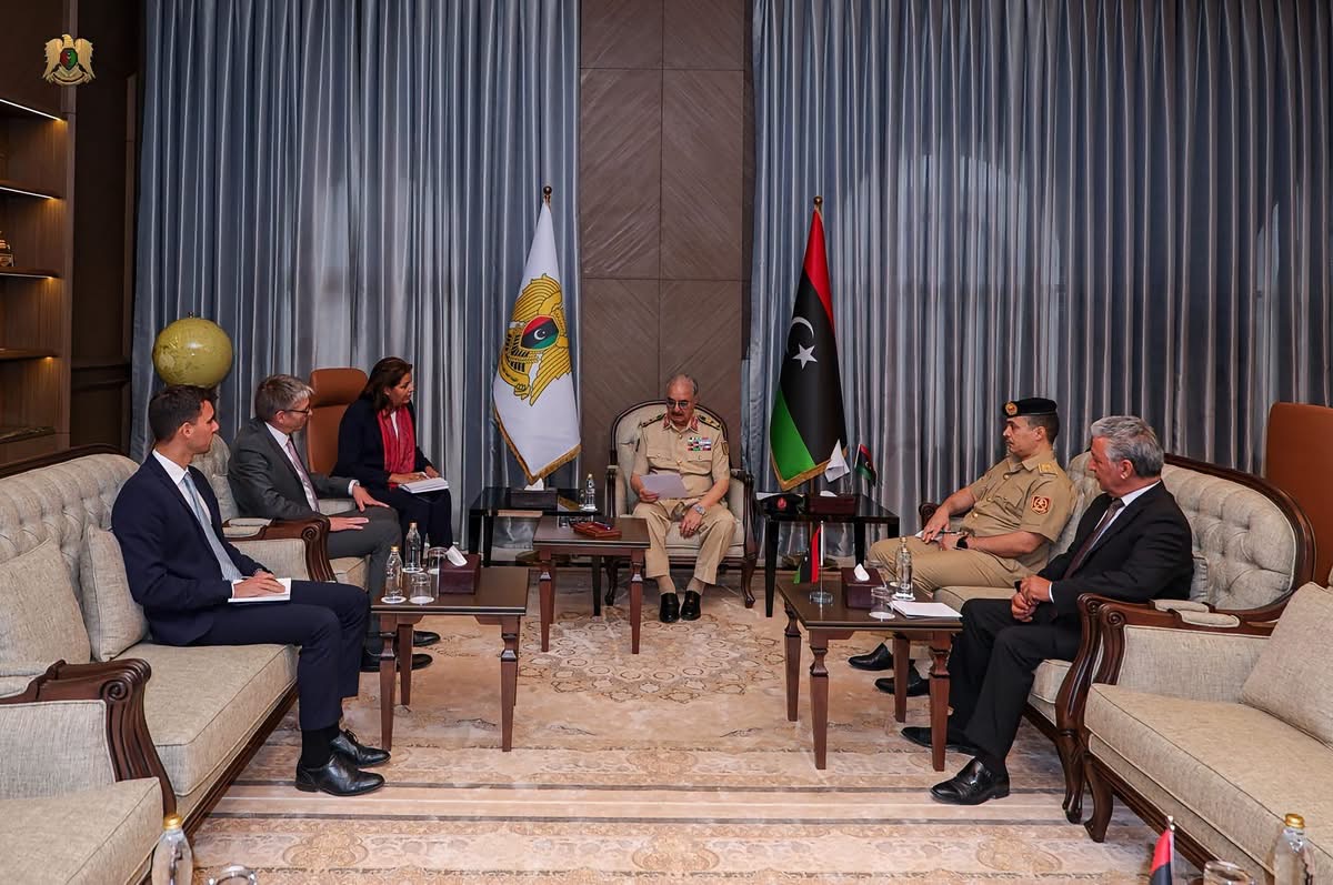 القائد العام للقوات المسلحة المشير أركان حرب خليفة أبوالقاسم حفتر يبحث مع السفير الألماني مستجدات الأوضاع المحلية والدولية