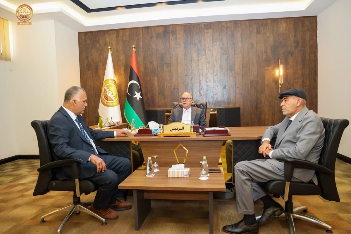 رئيس مجلس النواب يبحث مع وزير الخدمة المدنية ملف الوظيفة العامة وأوضاع الشركات الوطنية المتعثرة